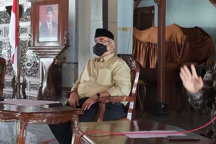 Juru Bicara Forum Komunikasi Pondok Pesantren (FKPP) Banyumas Ustadz Enjang Burhanudin Yusuf (paling kanan) saat konferensi pers di Pendapa Sipanji Purwokerto, Kabupaten Banyumas, Jawa Tengah, Kamis (1/10/2020).