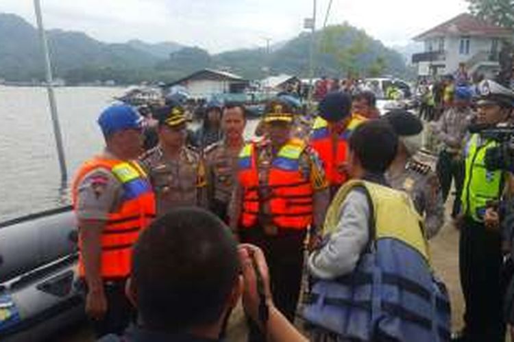 Densus 88 menggerebek tersangka terorisme di Jatiluhur, Kabupaten Purwakarta. Dalam penggerebekan tersebut, dua tersangka berhasil ditangkap dan dua lainnya tewas. 