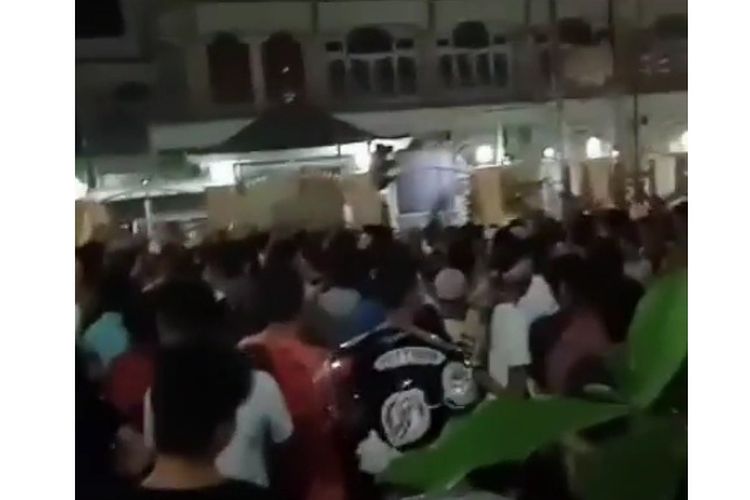 Video viral memperlihatkan puluhan warga Lombok berdemo di depan masjid, menolak imbauan pemerintah untuk shalat jumat di rumah. 