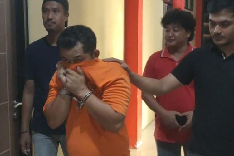 Polres Bangkalan menangkap MM yang tega menganiaya dan membuang temannya di Bangkalan. MM menggadaikan mobil temannya seharga Rp 15 juta demi judol.