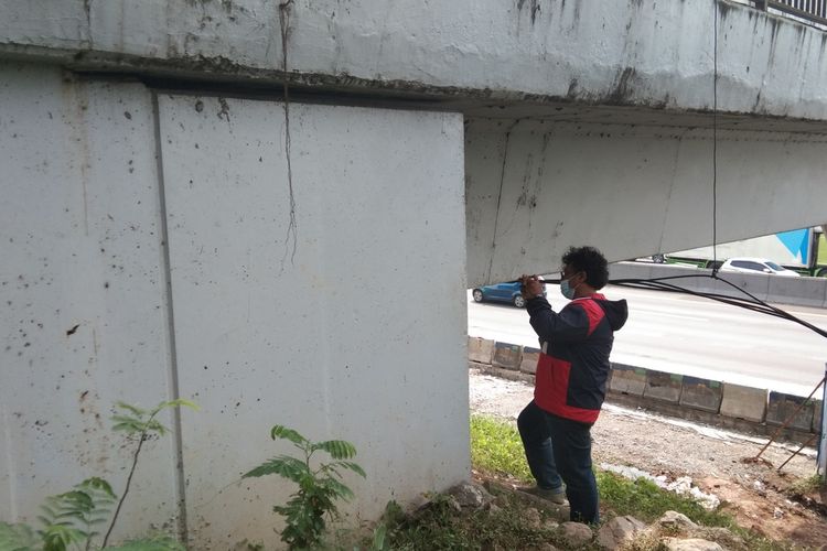 Bagian luar lokasi bocah 14 tahun ditemukan tewas dengan jerat tali di leher di bawah jembatan tol Japek belakang KIIC.