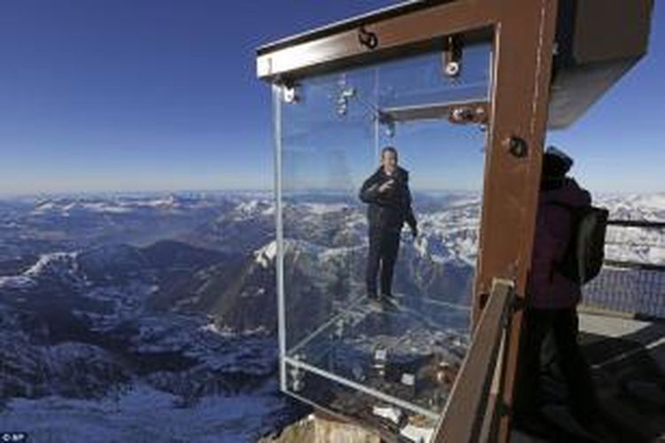 Pas Dans Le Vide merupakan boks kaca yang dibangun di sekitar rangka baja. Boks tersebut digantung di atas ketinggian ekstrem agar para pengunjung dapat menikmati pemandangan Pegunungan Alpen yang menakjubkan. 