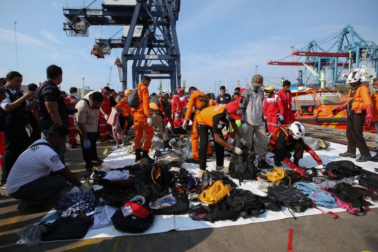 Petugas memilah serpihan pesawat dan barang penumpang pesawat Lion Air JT 610 di Dermaga JICT 2, Tanjung Priuk, Jakarta Utara, senin (29/10/2018). Pesawat Lion Air JT 610 rute Jakarta-Pangkal Pinang jatuh di perairan Karawang, Jawa Barat. 