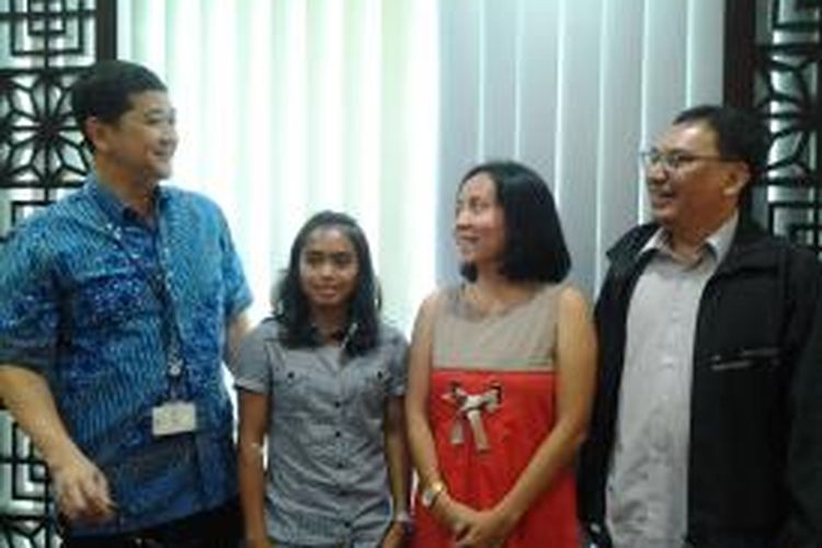 Arno Kemaputra, Country Head of Corporate Affairs Standard Chartered Indonesia (kanan, batik) bersama atlet lari nasional Indonesia Trianingsih dan Dr. Zaini K. Saragih di Jakarta, Selasa (28/10/2014).
