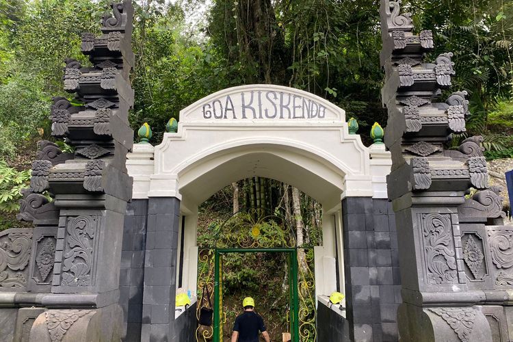 Pintu masuk Goa Kiskendo di Desa Jatimulyo, Kecamatan Girimulyo, Kabupaten Kulon Progo, Yogyakarta.