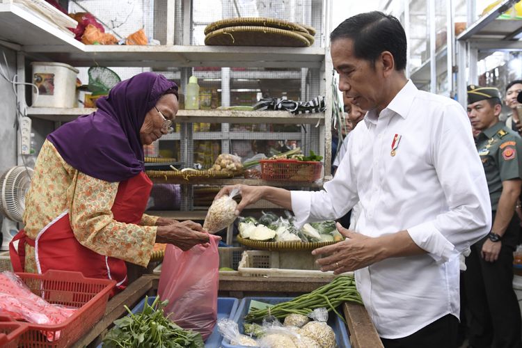 Presiden Joko Widodo (kanan) berbincang dengan pedagang saat meninjau barang kebutuhan pokok di Pasar Pelemgading, Cilacap, Jawa Tengah, Senin (25/2/2019). Disela kunjungan kerjanya, Presiden menyempatkan meninjau harga kebutuhan pokok di pasar tradisonal. ANTARA FOTO/Puspa Perwitasari/ama.