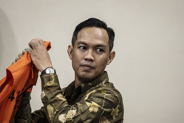 Bupati Nonaktif Cilacap Mengaku di Luar Kota Saat Pengumpulan Uang untuk THR Forkompimda