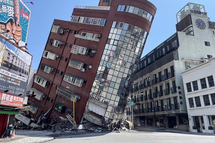 Bangunan yang rusak dan miring akibat gempa Taiwan di Kota Hualien, Rabu (3/4/2024). Gempa bermagnitudo 7,4 ini menimbulkan peringatan tsunami di Taiwan, Jepang selatan, dan Filipina. Foto ini diambil oleh kantor berita Central News Agency (CNA) Taiwan.