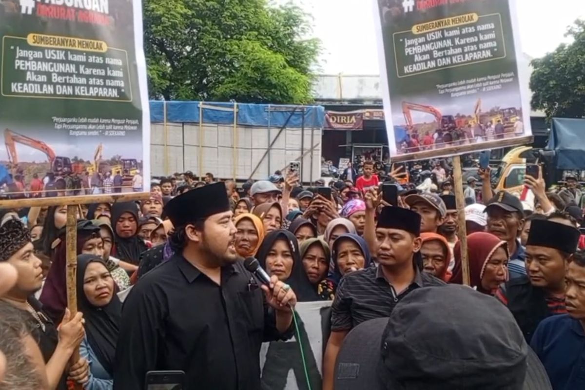 Warga Dusun Gunung Bukor, Nguling, Kabupaten Pasuruan, Jawa Timur menggelar aksi penolakan pembangunan Batalyon 15 di area Makolatmar Grati Pasuruan, Jumat (14/11/2025). 