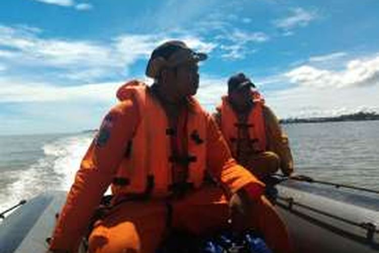 Tim Sar Basarnas Kabupaten Nunukan saat berangkat menuju lokasi hilangnya Muh Ali, nelayan pencari udang di wilayah perbatasan Kecamatan Sebuku. Warga hanya menemukan perahu Mu Ali dalam keadan terbalik dan pecah di Sungai Sebuku sekitar Gunung Patak.