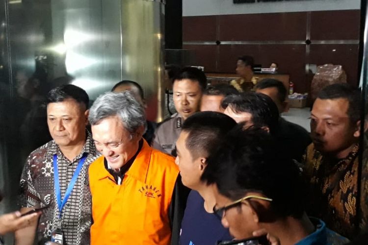 Mantan petinggi Lippo Group, Eddy Sindoro mengenakan rompi tahanan seusai diperiksa di Gedung KPK Jakarta, Jumat (12/10/2018).