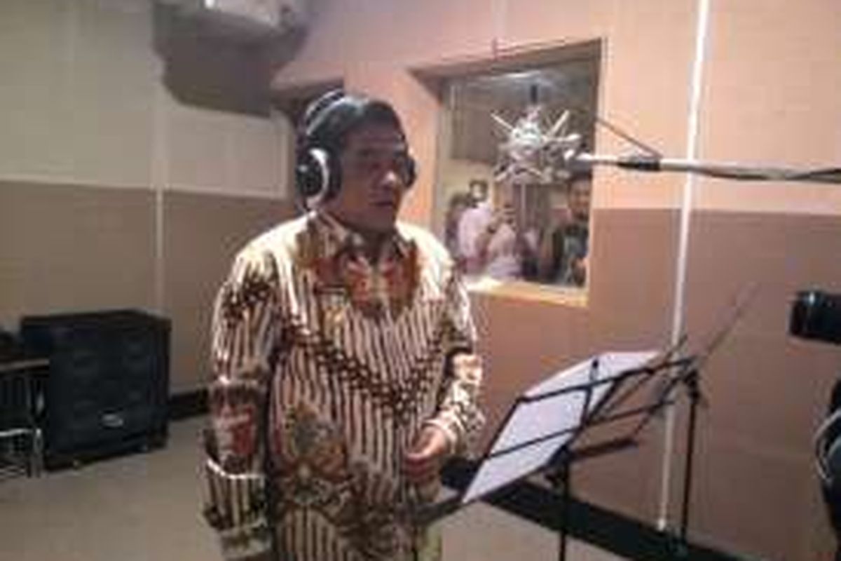Pelaksana Tugas (Plt) Gubernur DKI Jakarta Sumarsono saat merekam suara dan menyanyikan lagu 