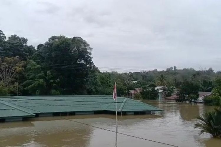 Banjir di Kecamatan Jelai Hulu, Kabupaten Ketapang, Kalimantan Barat (Kalbar) semakin meninggi akibat curah hujan tak berhenti. Salah satu bangunan terdampak banjir adalah Koramil Jelai Hulu. Dalam video yang beredar, banjir telah merendam koramil hingga sampai atap. 
