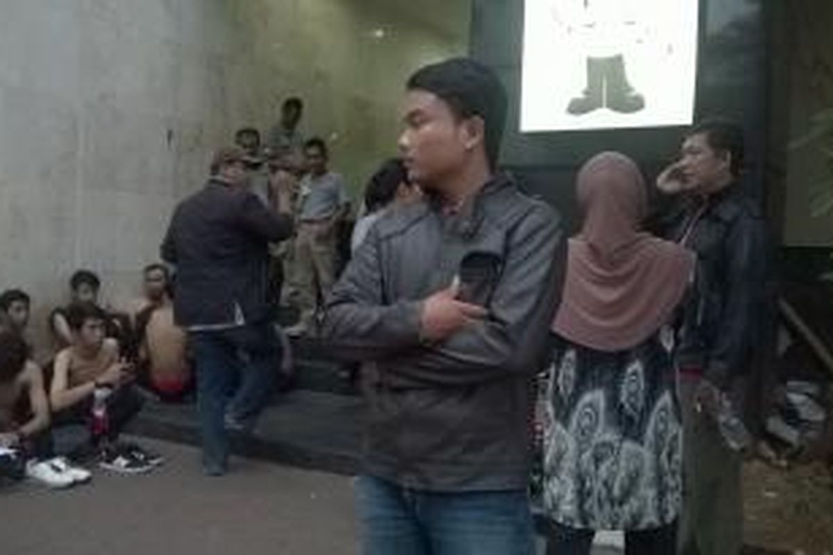 Orangtua pelajar yang ditahan di Mapolda Metro Jaya mendatangi Ditreskrimum Polda Metro Jaya untuk menjemput anaknya, Minggu (18/10/15).