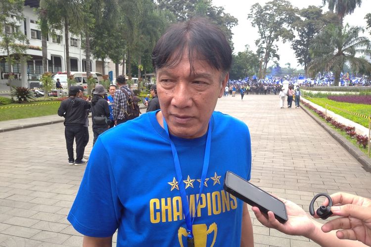 Legenda Persib Bandung, Robby Darwis saat menghadiri puncak pesta perayaan Maung Bandung Juara Liga 1 di Gedung Sate, Kota Bandung, Minggu (25/5/2025).