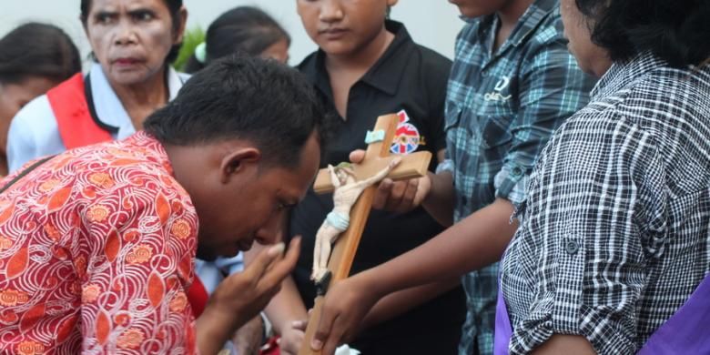 Perayaan Jumat Agung di Gereka Katedral Tiga Raja Timika, berlangsung sore tadi (29/3/2013) diikuti ribuan umat Katolik di Timika. Meski tanpa penjagaan aparat kepolisian perayaan tetap berlangsung aman dan khidmat.