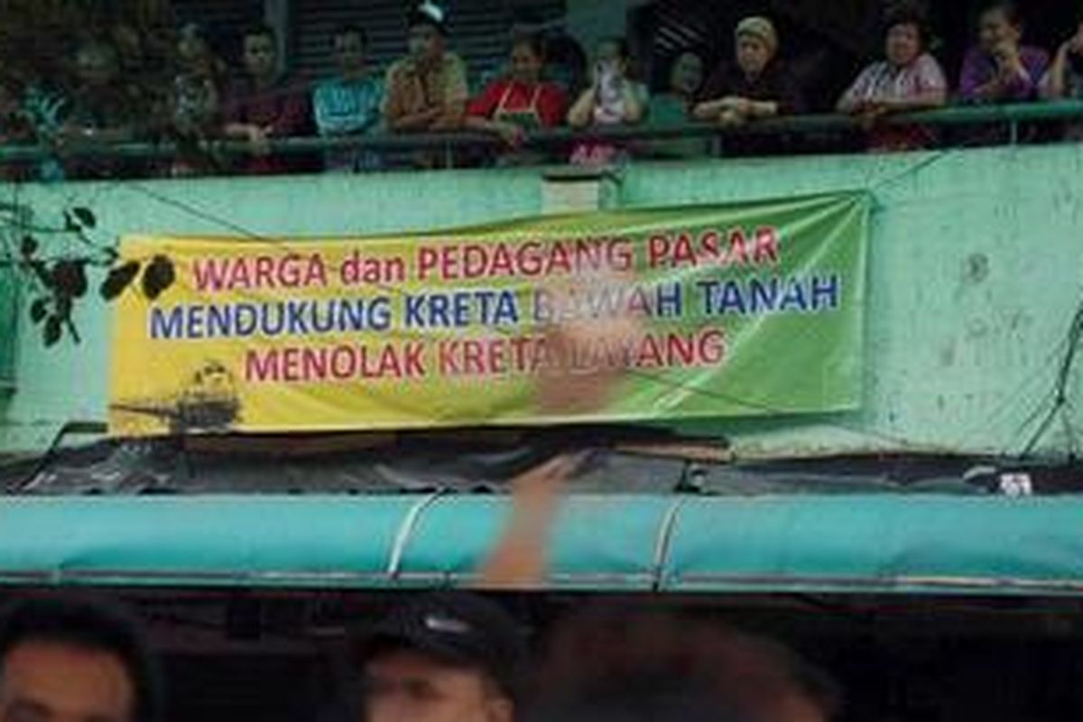 Pedagang dari Pasar Blok A, Pasar Mede, dan Pasar Cipete yang tergabung dalam Asosiasi Pedagang Pasar Seluruh Indonesia (APPSI) berunjuk rasa di depan Pasar Blok A, Jakarta Selatan, Rabu (12/12/2012). Mereka menolak pembangunan Mass Rapid Transit (MRT) layang yang akan melintas di Jalan Fatmawati Raya dan mendesak Pemprov DKI Jakarta untuk membangun jalur MRT bawah tanah. Salah satu alasan penolakan adalah pembangunan MRT layang akan mengusur kawasan pasar menjadi area park and ride. 

