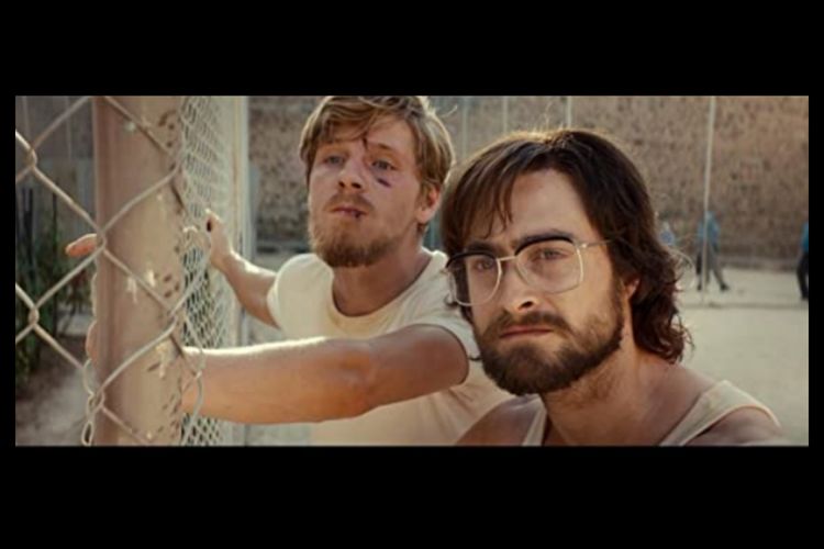 Daniel Radcliffe dan Daniel Webber dalam film Escape from Pretoria (2020).