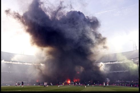 Laga Panas Feyenoord Vs Ajax: Asap Hitam Selimuti Stadion, Kepala Pemain Bocor Kena Lemparan Fans