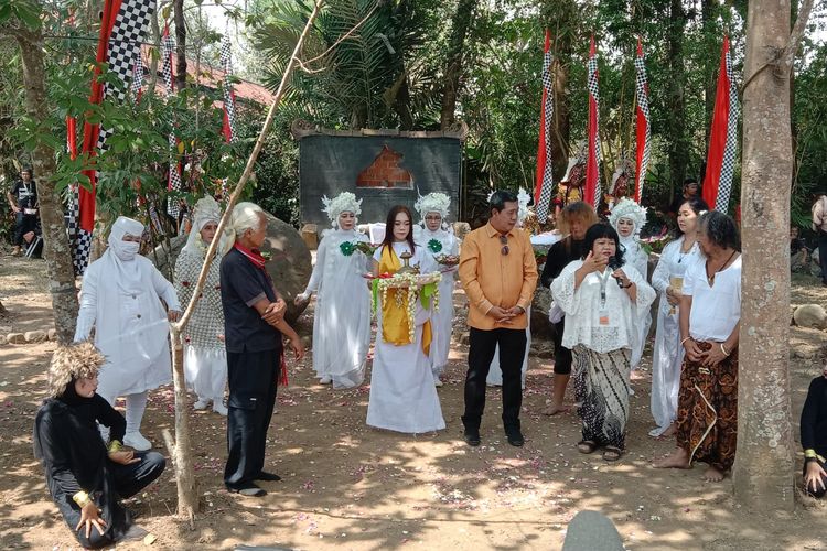 Kemendikbud Ristek menggelar Festival Indonesia Bertutur yang diselenggarakan di Kawasan Candi Borobudur, Magelang, Jawa Tengah, pada 7-11 September 2022, melibatkan sekitar 900 pelaku budaya dan menampilkan lebih dari 100 karya.