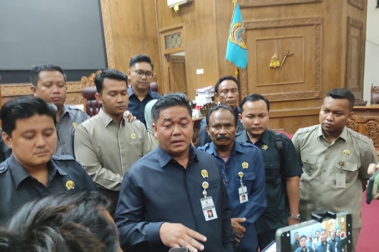 Ketua DPRD Kabupaten Pati, Ali Badrudin, usai memimpin rapat paripurna pemakzulan Bupati Pati Sudewo, Jumat (31/10/2025) malam.