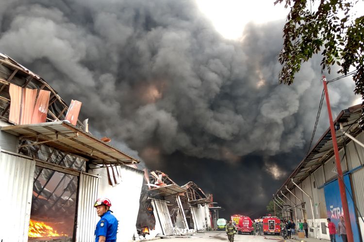 Lebih dari 24 Jam, Kebakaran 9 Gudang di Tangerang Belum Padam hingga Rabu Siang
