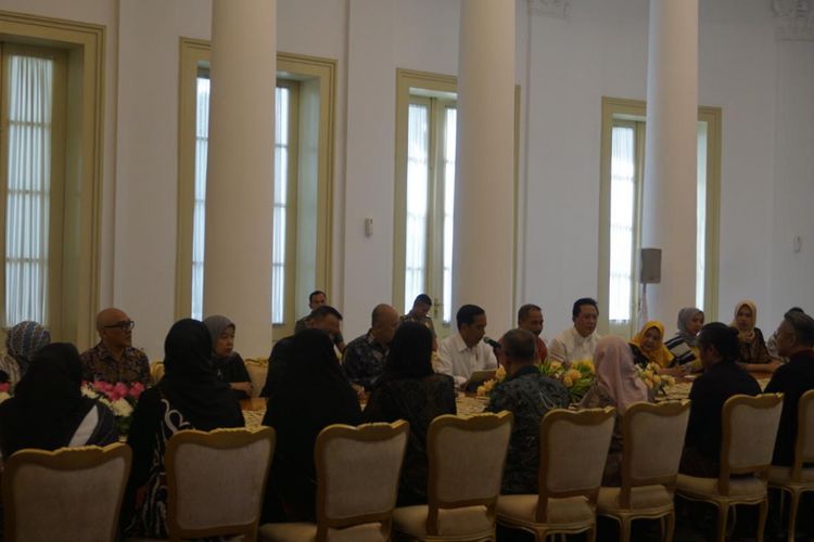 Presiden Joko Widodo saat menerima pelaku industri busana muslim di Istana Bogor, Jawa Barat  Kamis (26/4/2018).