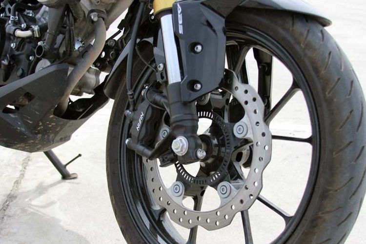 Honda CB150R ExMotion. Sudah dilengkapi dengan Anti-lock Braking System (ABS)