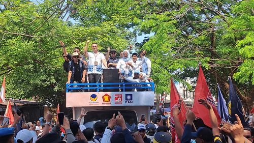 Naik Truk, Andi Seto-Rezki Mulfiati Daftar ke KPU Makassar