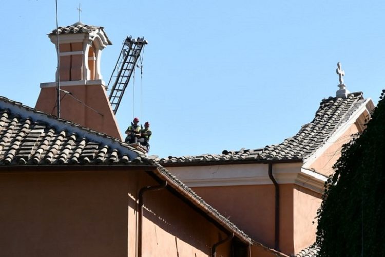 Tim penyelamat bekerja di Gereja San Giuseppe dei Falegnami (Santo Yusuf Si Tukang Kayu) setelah atapnya dilaporkan runtuh pada Kamis (30/8/2018).