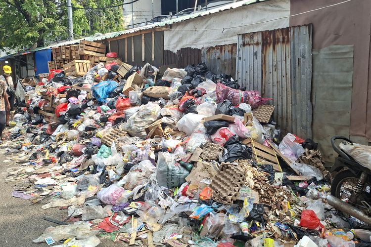 Sampah Menumpuk di Badan Jalan Pasar Angke Jakbar, Bikin Macet dan Semrawut