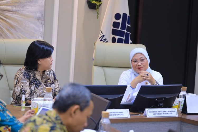 Menteri Ketenagakerjaan Ida Fauziyah bersama dengan Komnas HAM membahas percepatan Rancangan Undang-Undang Perlindungan Pekerja Rumah Tangga (RUU PPRT) di Jakarta, Selasa (24/1/2023).