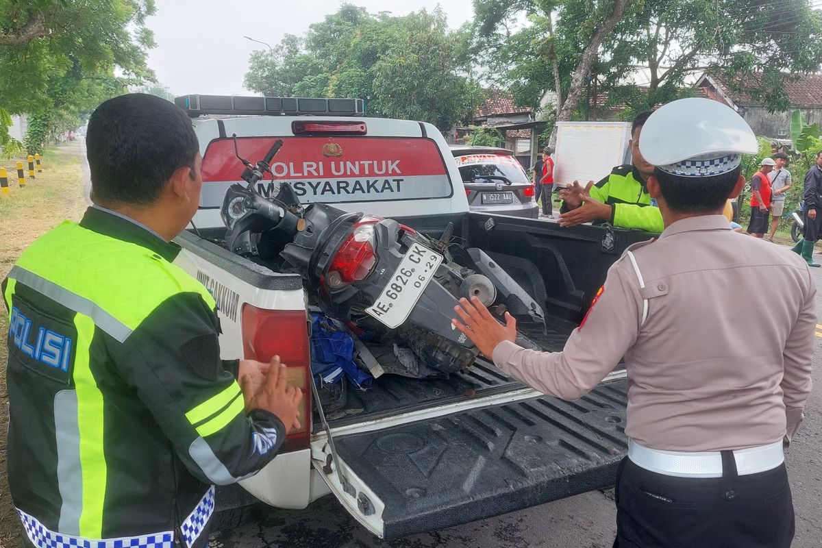 RUSAK—Tim Unit Gakkum Satlantas Polres Madiun mengevakuasi sepeda motor milik korban yang mengalami kerusakan parah setelah bertabrakan dengan mobil boks di jalan ruas Madiun-Surabaya di Kecamatan Balerejo, Kabupaten Madiun, Jawa Timur, Rabu (3/12/2025). 