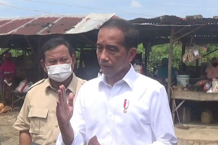 Presiden Joko Widodo saat berkunjung ke Pasar Anom Kabupaten Sumenep, Rabu (20/4/2022). 