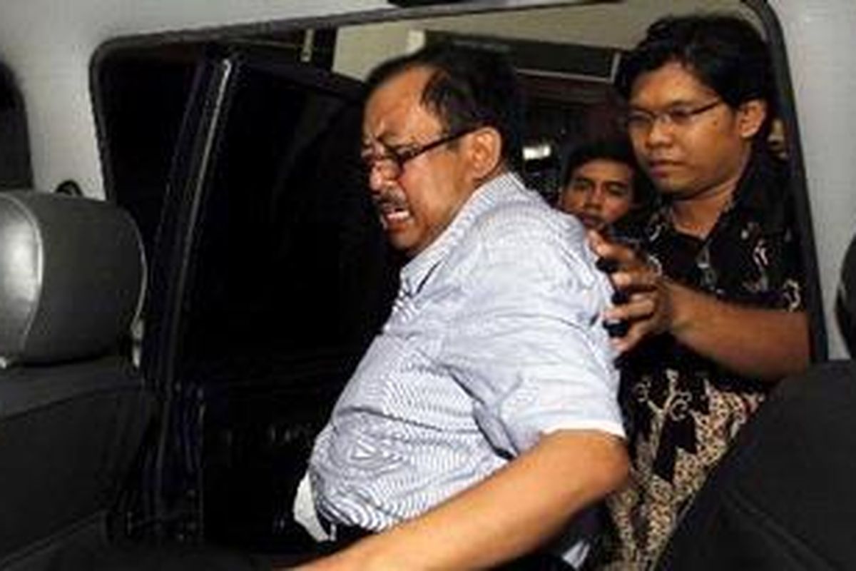 Terdakwa mantan Kepala Kantor Pemeriksaan dan Penyidikan Pajak Jakarta Tujuh, Bahasyim Assifie usai menjalani sidang di Pengadilan Negeri Jakarta Selatan, Kamis (21/10/2010). Bahasyim menjadi terdakwa dalam dugaan korupsi dan pencucian uang selama bekerja di Ditjen Pajak.