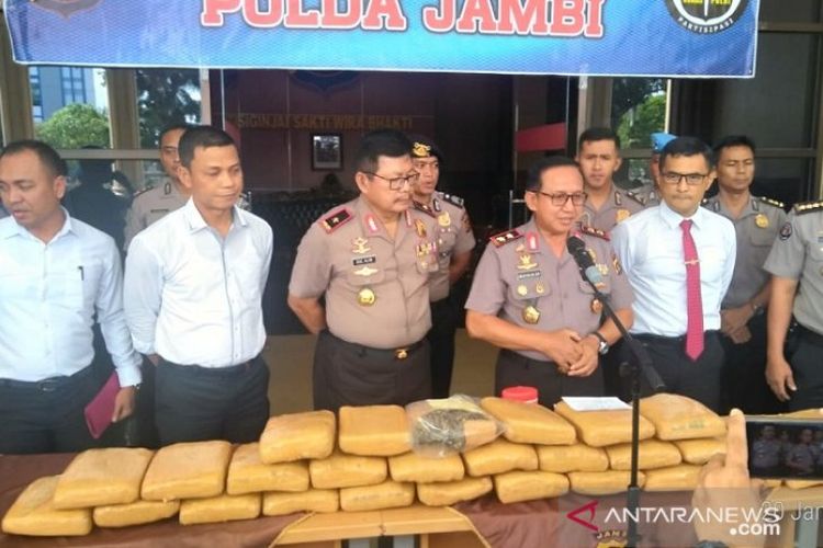 Kapolda Jambi, Irjen Pol Muchlis AS, didampingi Dirresnarkoba, Kombes Pol Eka Wahyudianta, sat ekspos hasil pengungkap jaringan narkoba jenis ganja yang disimpan disalah satu gudang sekolah yang dipenjaga sekolah sebelum diedarkan berhasil dibongkar dengan diamankan dua orang kurir termasuk penjaga sekolah tersebut.(ANTARA/Nanang Mairiadi).