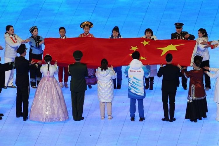 Salah satu penampil di upacara pembuka Olimpiade Beijing (dua dari kiri bawah) memakai baju tradisional Korea Selatan hanbok. Capres Korsel Lee Jae-myung menuding China melakukan perampasan budaya.