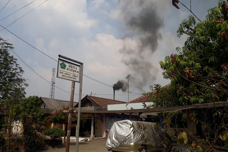 Asap yang keluar dari cerobong hasil pembakaran limbah plastik mencemari udara dan lingkungan di Desa Tropodo, Kecamatan Krian, Sidoarjo, Jawa Timur.