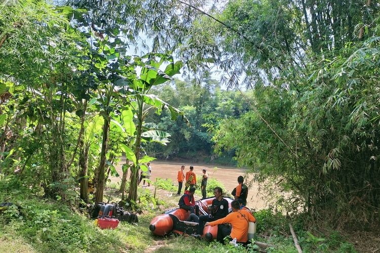 Upaya pencarian korban warga solo yang hanyut ke Sungai Bengawan Solo, saat menonton mancing.