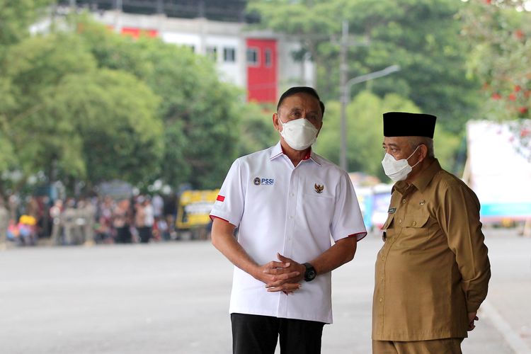 Ketua Umum PSSI Mochamad Iriawan berbincang dengan Bupati Malang saat menanti Presiden Republik Indonesia untuk meninjau stadion tragedi yang terjadi pada pekan ke-11 Liga 1 2022-2023 seusai pertandingan bertajuk Derbi Jawa Timur, Arema FC melawan Persebaya Surabaya di Stadion Kanjuruhan Kepanjen, Kabupaten Malang, Rabu (5/10/2022) siang. PSSI akan mulai berkirim surat kepada FIFA sebagai langkah awal menuju percepatan pelaksanaan Kongres Luar Biasa (KLB).