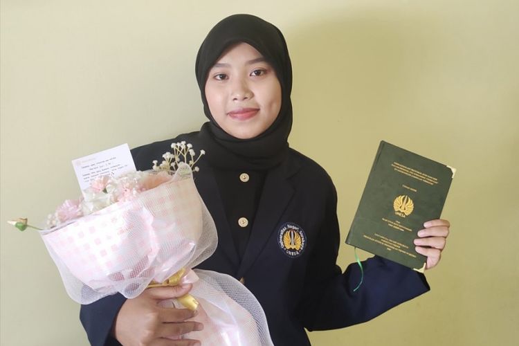 Mar'atus Suci Jadi Lulusan Terbaik FT Unesa Tanpa Skripsi Berkat Prestasi Kontes Robot Terbang