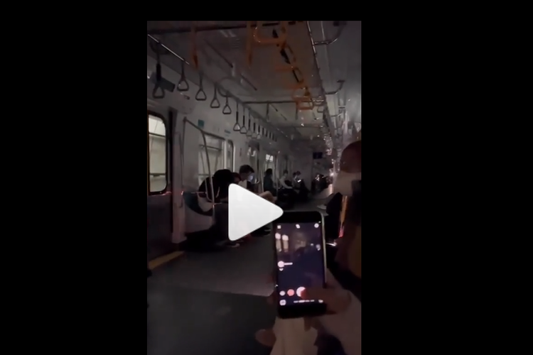 video soal kereta mrt alami gangguan hingga listrik padam
