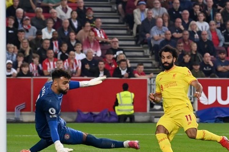 Penyerang Liverpool, Mohamed Salah, menyumbangkan satu gol kala bersua Brentford pada laga lanjutan Liga Inggris di Stadion Brentford Community, Sabtu (25/9/2021) dini hari WIB.