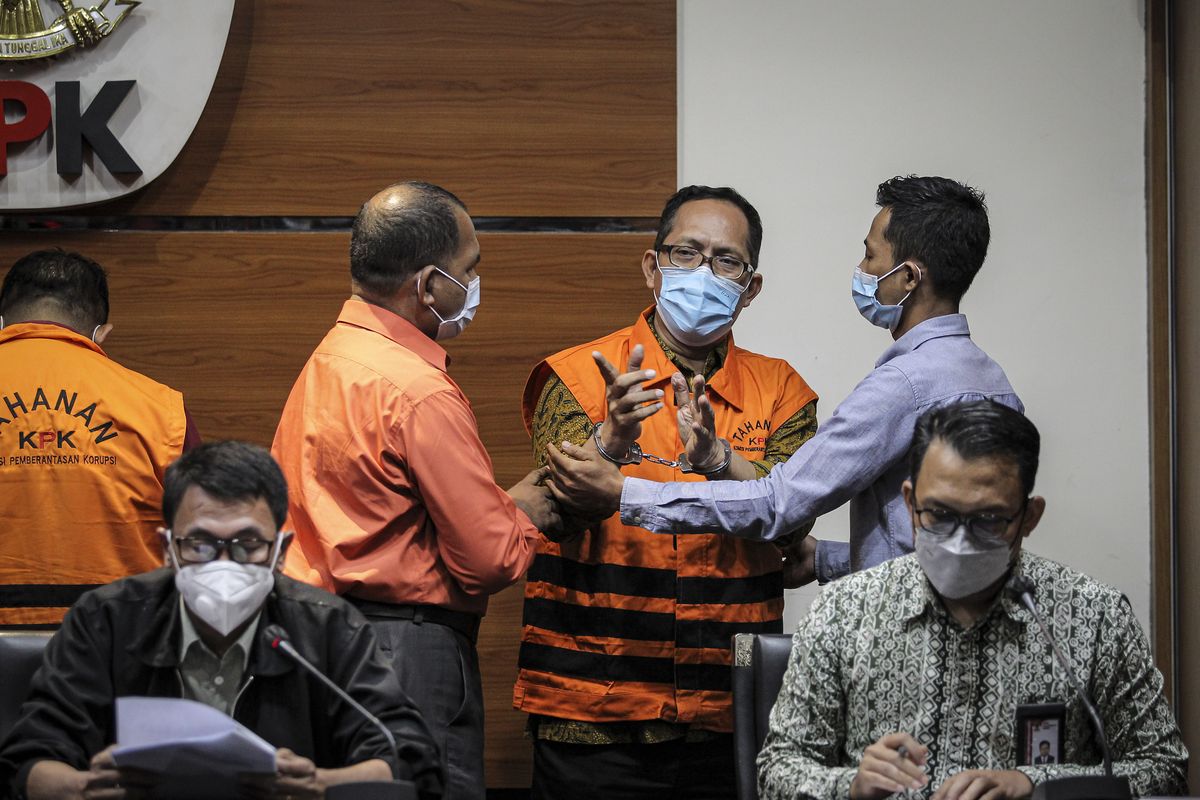 Hakim Pengadilan Negeri (PN) Surabaya Itong Isnaeni Hidayat (tengah) menyampaikan pembelaan saat berlangsungnya jumpa pers di gedung KPK, Jakarta, Kamis (20/1/2022). KPK menetapkan tiga orang tersangka dalam Operasi Tangkap Tangan (OTT) terkait dugaan tindak pidana korupsi berupa suap pengurusan perkara di PN Surabaya Jawa Timur. ANTARA FOTO/Dhemas Reviyanto/rwa.