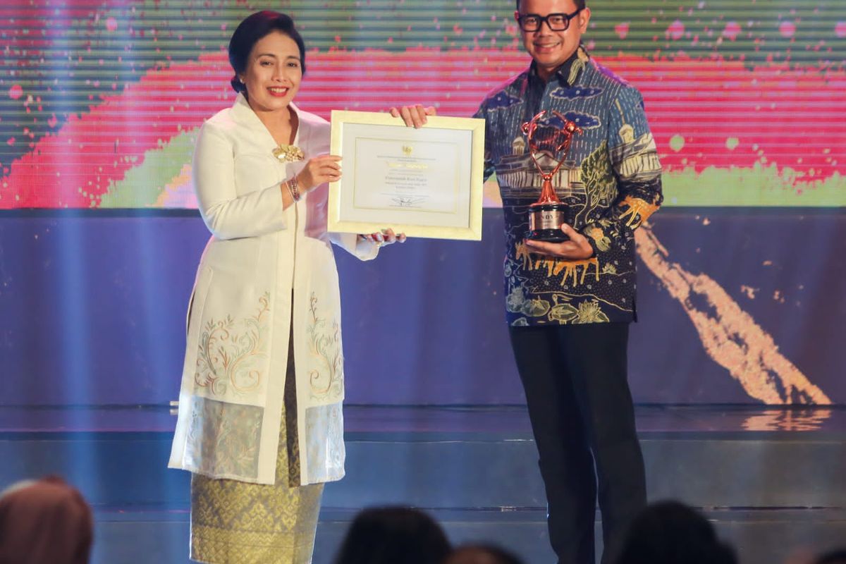 Wali Kota Bogor Bima Arya Sugiarto menerima piagam penghargaan Kota Layak Anak (KLA) 2023 kategori Nindya dari Menteri Pemberdayaan Perempuan dan Perlindungan Anak (PPPA) Bintang Puspayoga, Sabtu (22/7/2023).