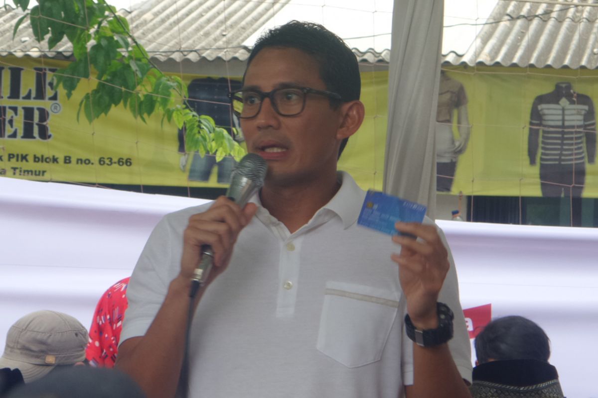 Calon wakil gubernur DKI Jakarta Sandiaga Uno mendatangi perkampungan warga di perkampungan industri kecil (PIK), Cakung, Jakarta Timur, Jumat (7/5/2017).