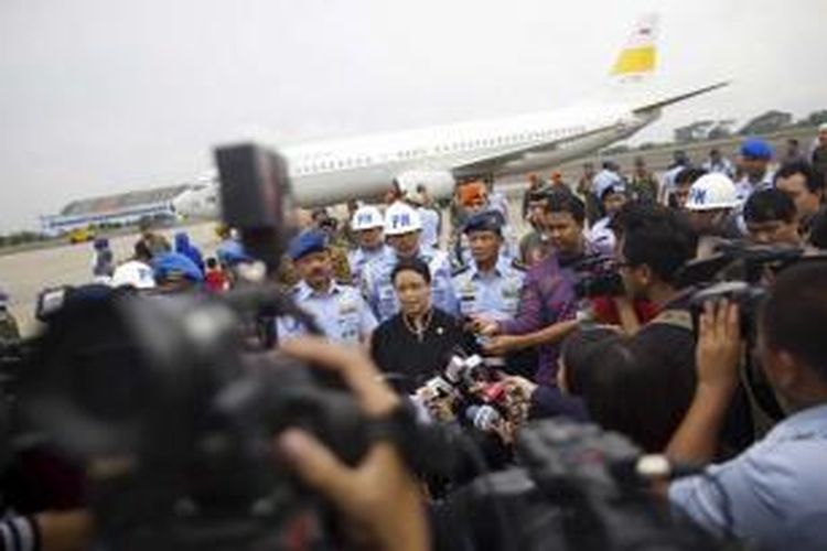 Menteri Luar Negeri Retno Lestari Priansari Marsudi memberikan keterangan pers seusai menyambut 91 WNI yang dievakuasi dari Yaman di Base Operation Landasan Udara Halim Perdanakusuma, Jakarta Timur, Senin (13/4/2015). 91 WNI tersebut diangkut dengan pesawat Boeing 737-400 TNI AU.
