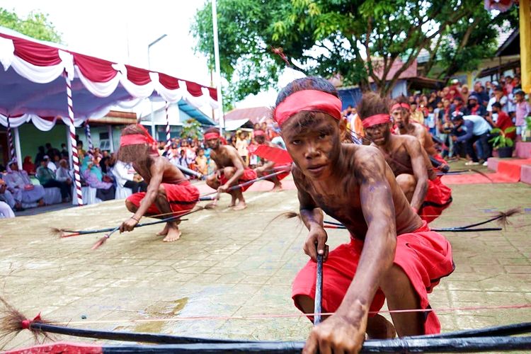 Pertunjukan tari tradisional dalam acara peresmian Kampung Budaya Morella di Negeri Morella, Leihitu, Kabupaten Maluku Tengah, Provinsi Maluku, Kamis (13/1/2022).