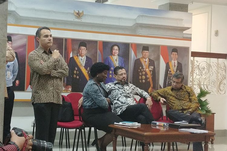 Rombongan Presiden Bank Dunia mengenakan batik saat bertemu Presiden Jokowi di Istana Merdeka, Jakarta, Rabu (26/7/2017).