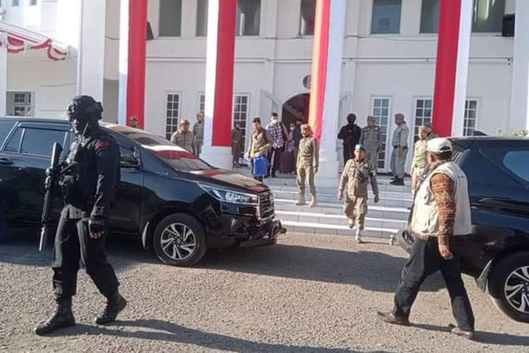 Penyidik KPK saat hendak meninggalkan kantor Wali Kota Bima usai melakukan penggeledahan, Selasa (29/8/2023).